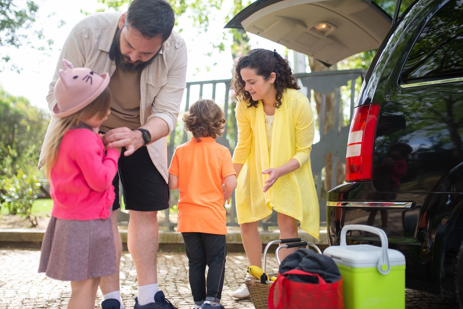 Família carregando o carro para uma viagem, protegida pela Start