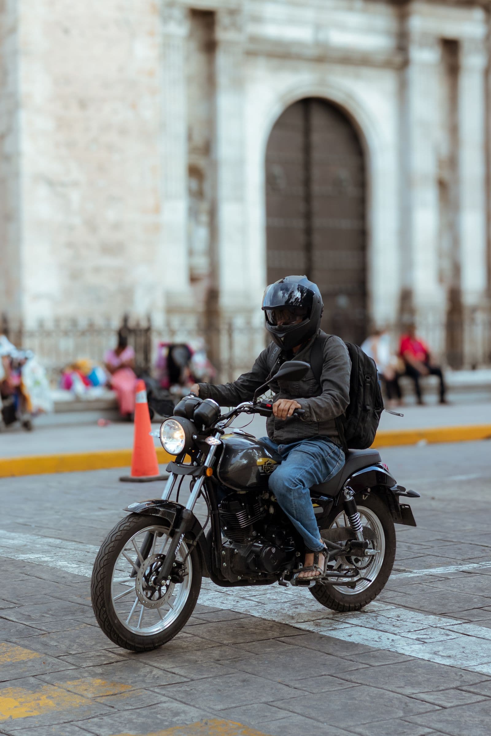 Motociclista na cidade, representando o plano anual