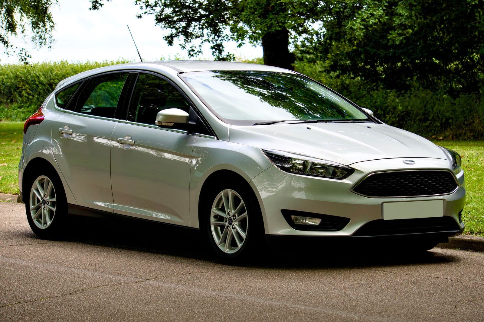 Hatch prateado, representando o plano carro leve